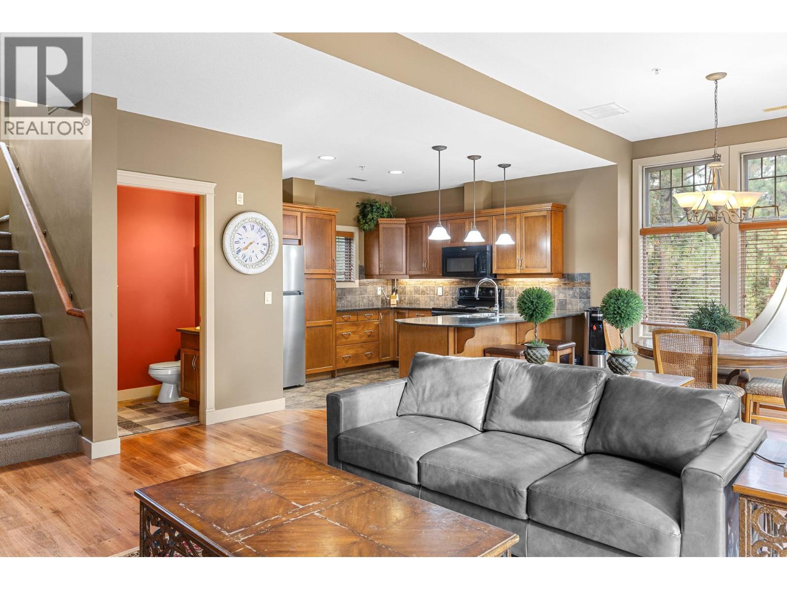1795 Country Club Drive Unit# 201, Kelowna, BC - Indoor Photo Showing Living Room