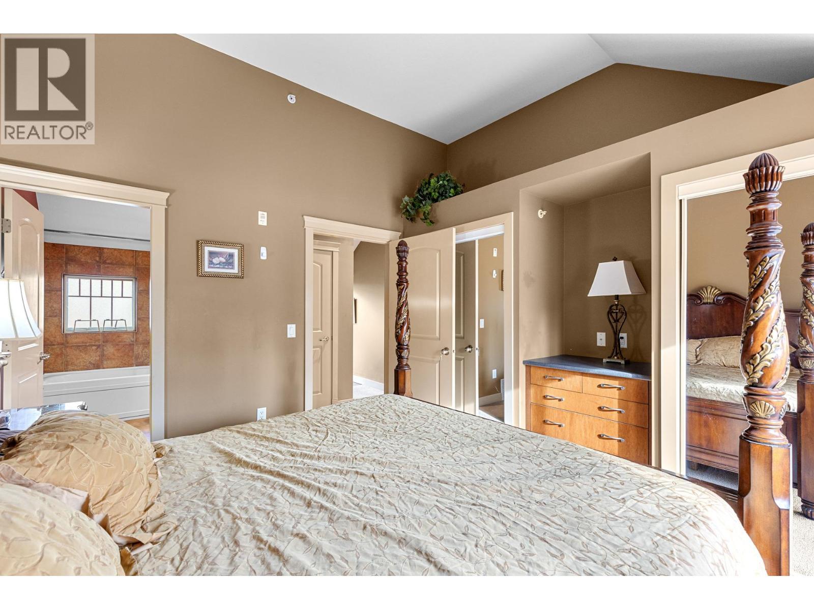 1795 Country Club Drive Unit# 201, Kelowna, BC - Indoor Photo Showing Bedroom