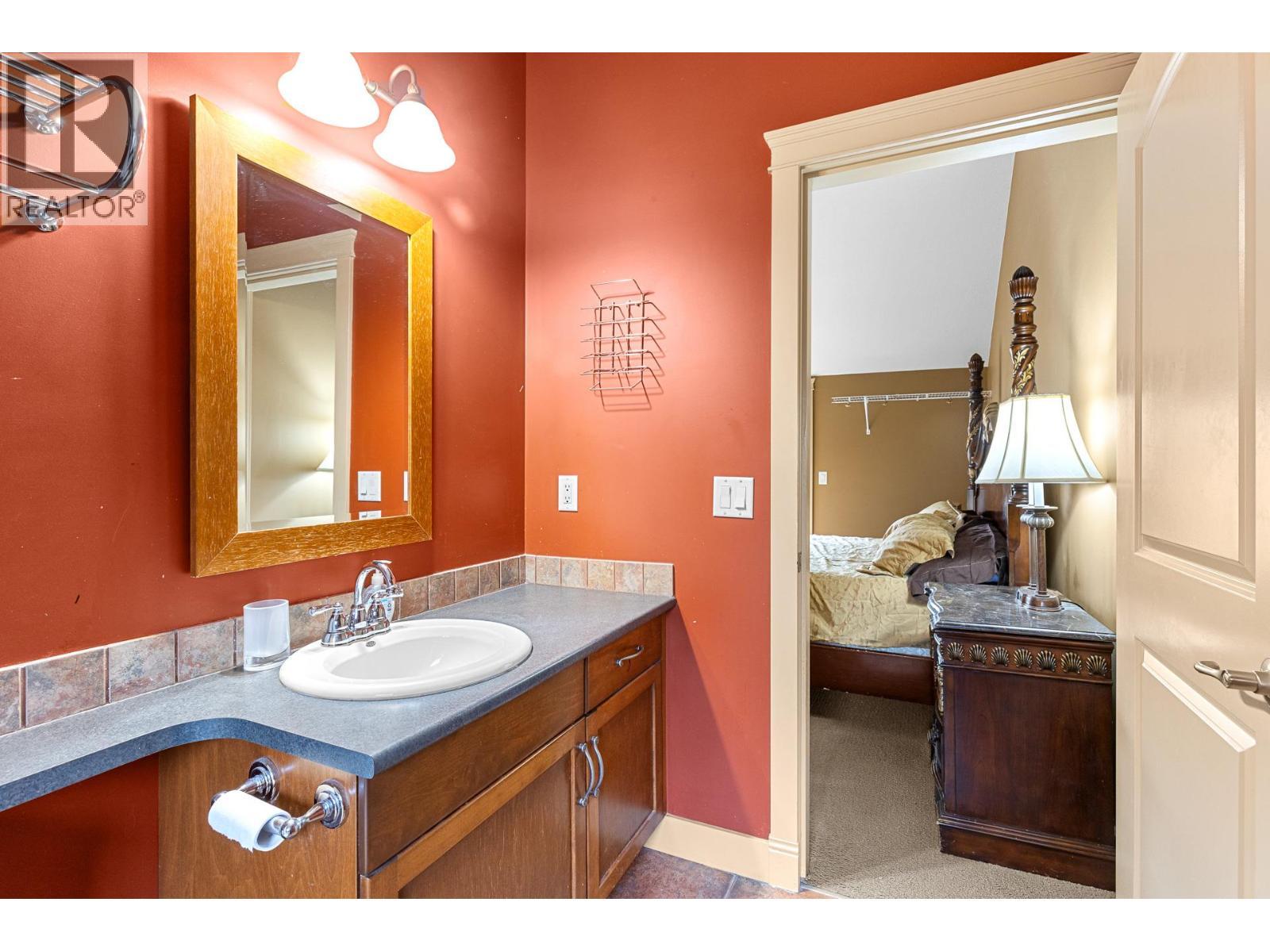 1795 Country Club Drive Unit# 201, Kelowna, BC - Indoor Photo Showing Bathroom