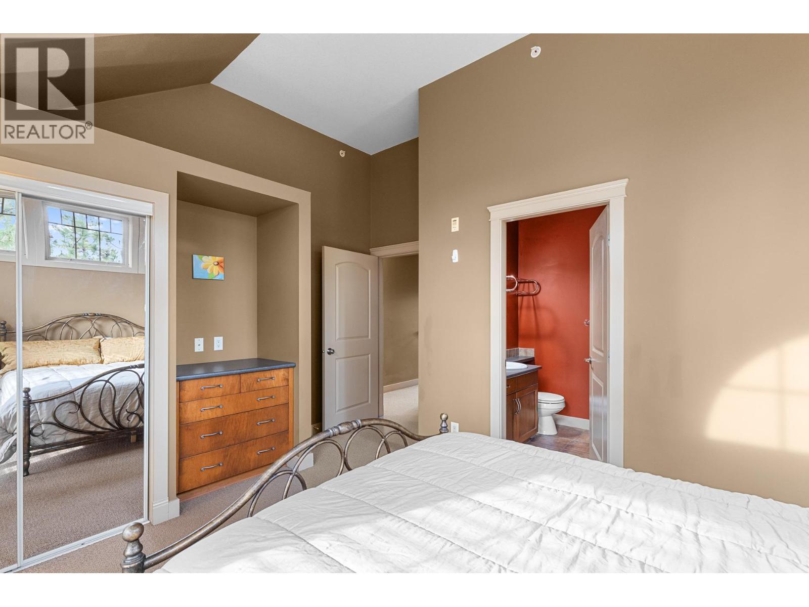 1795 Country Club Drive Unit# 201, Kelowna, BC - Indoor Photo Showing Bedroom