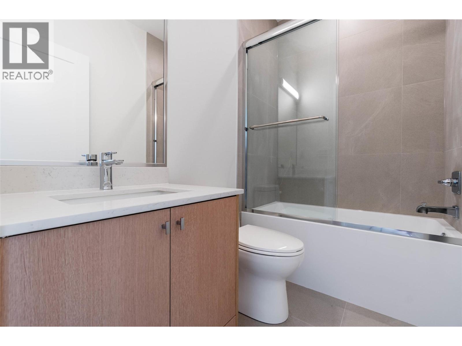 384 Chardonnay Avenue, Oliver, BC - Indoor Photo Showing Bathroom