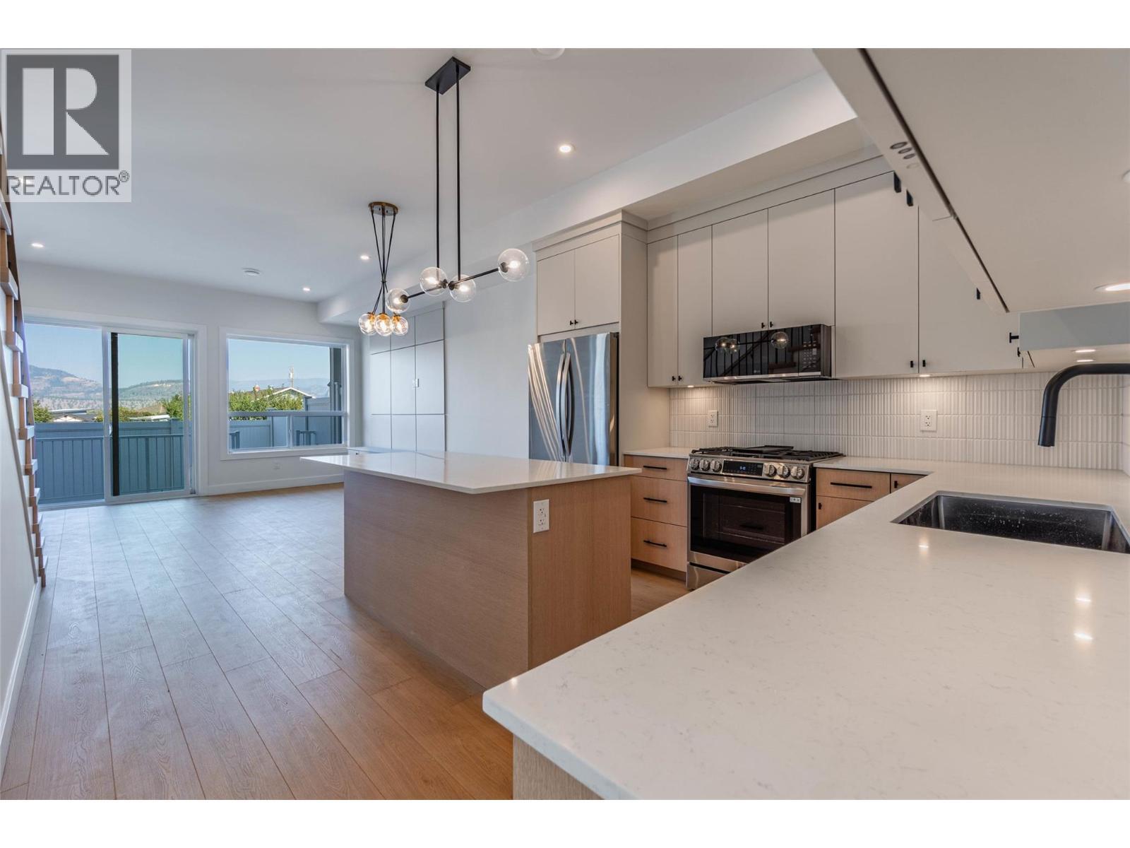 384 Chardonnay Avenue, Oliver, BC - Indoor Photo Showing Kitchen With Upgraded Kitchen