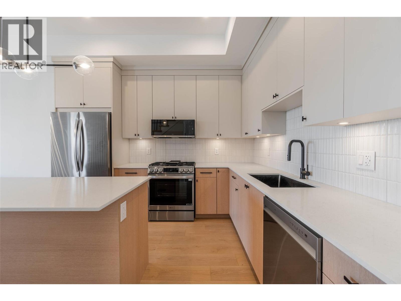 384 Chardonnay Avenue, Oliver, BC - Indoor Photo Showing Kitchen With Upgraded Kitchen