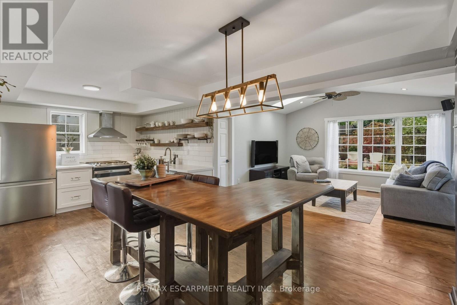 5373 Spruce Avenue, Burlington, ON - Indoor