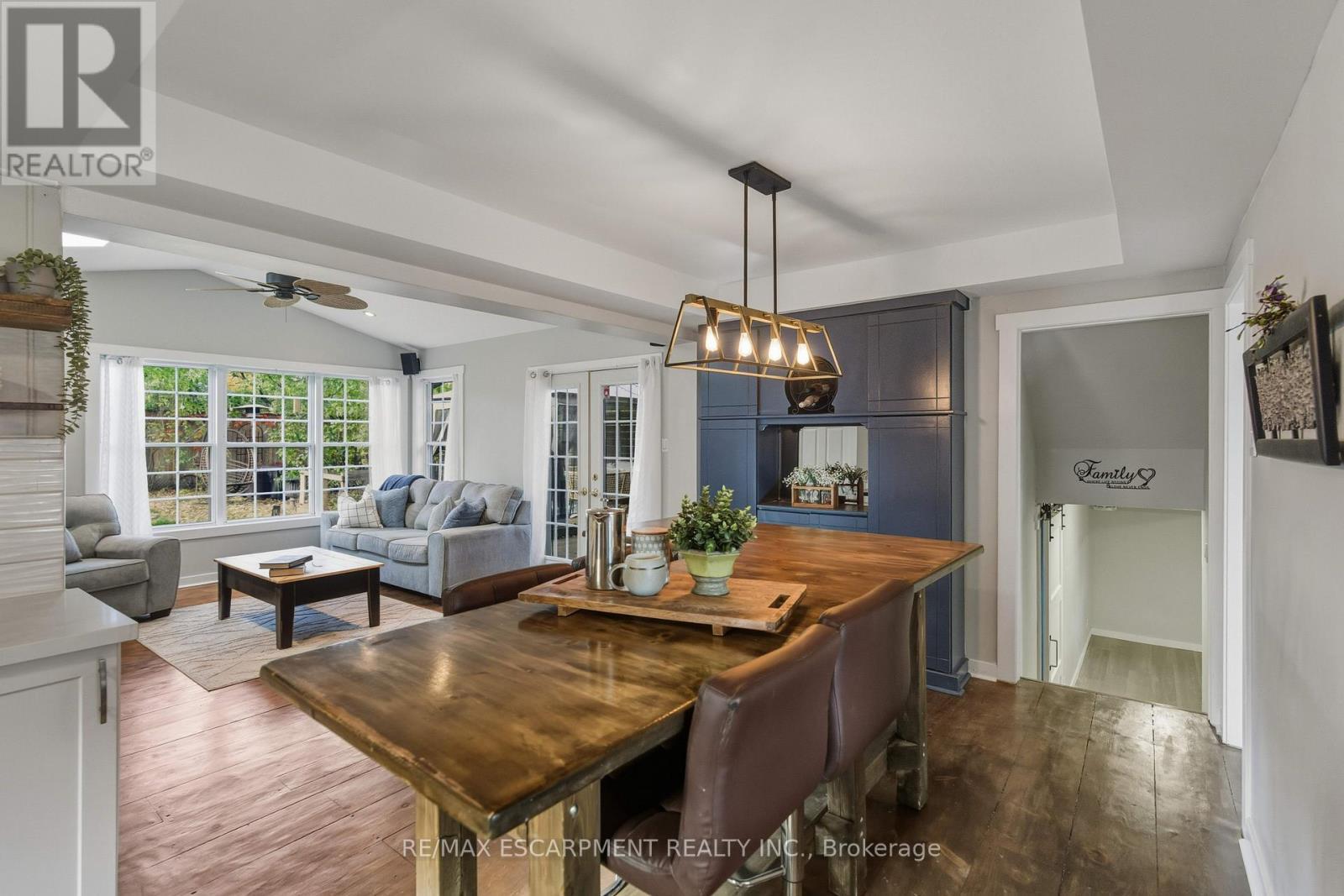 5373 Spruce Avenue, Burlington, ON - Indoor