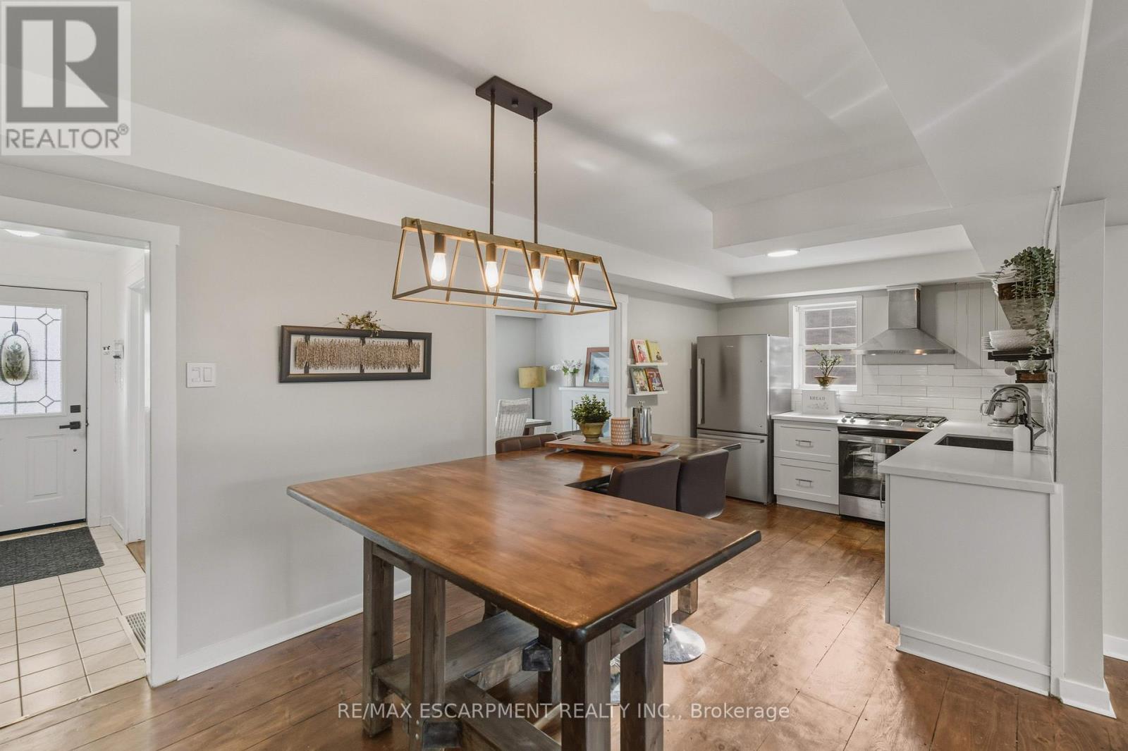 5373 Spruce Avenue, Burlington, ON - Indoor