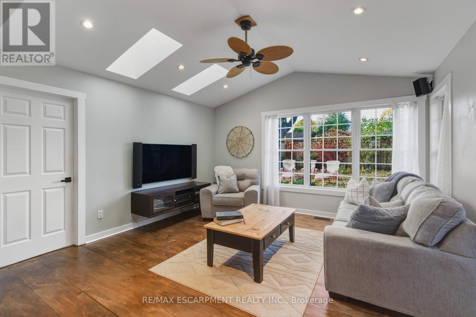 5373 Spruce Avenue, Burlington, ON - Indoor Photo Showing Living Room