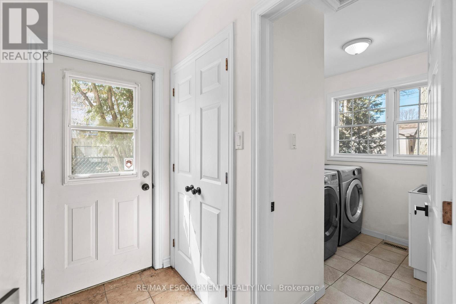 5373 Spruce Avenue, Burlington, ON - Indoor Photo Showing Laundry Room