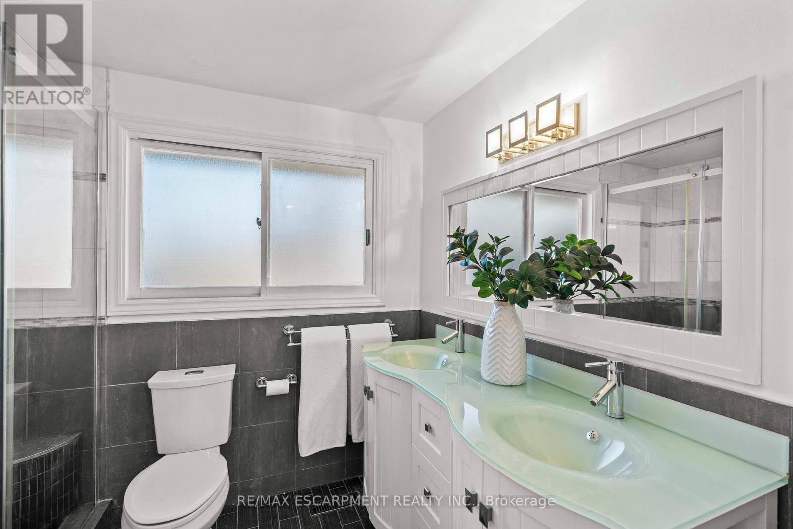 5373 Spruce Avenue, Burlington, ON - Indoor Photo Showing Bathroom