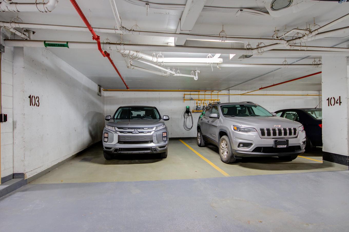 Garage - 304-2 Place Des Jardins-Des-Vosges, Montréal (Verdun/Île-Des-Soeurs), QC - Indoor Photo Showing Garage