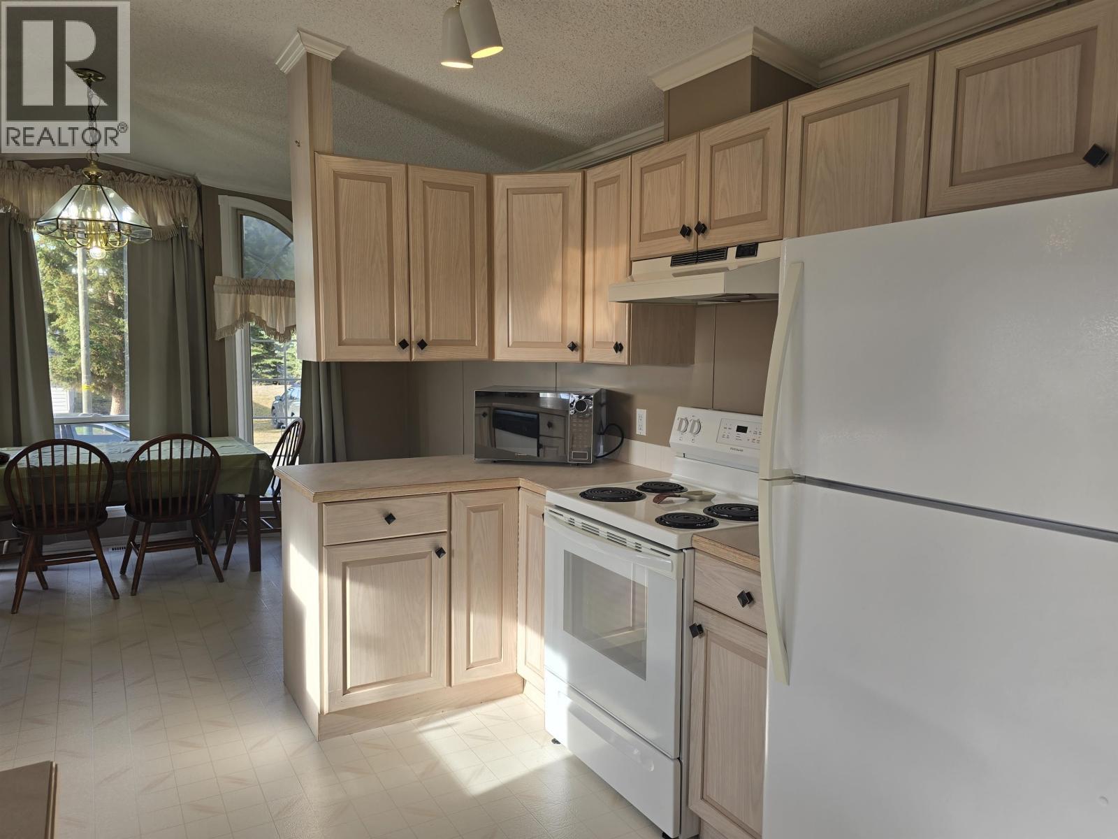 17 2650 Richardson Road, Quesnel, BC - Indoor Photo Showing Kitchen