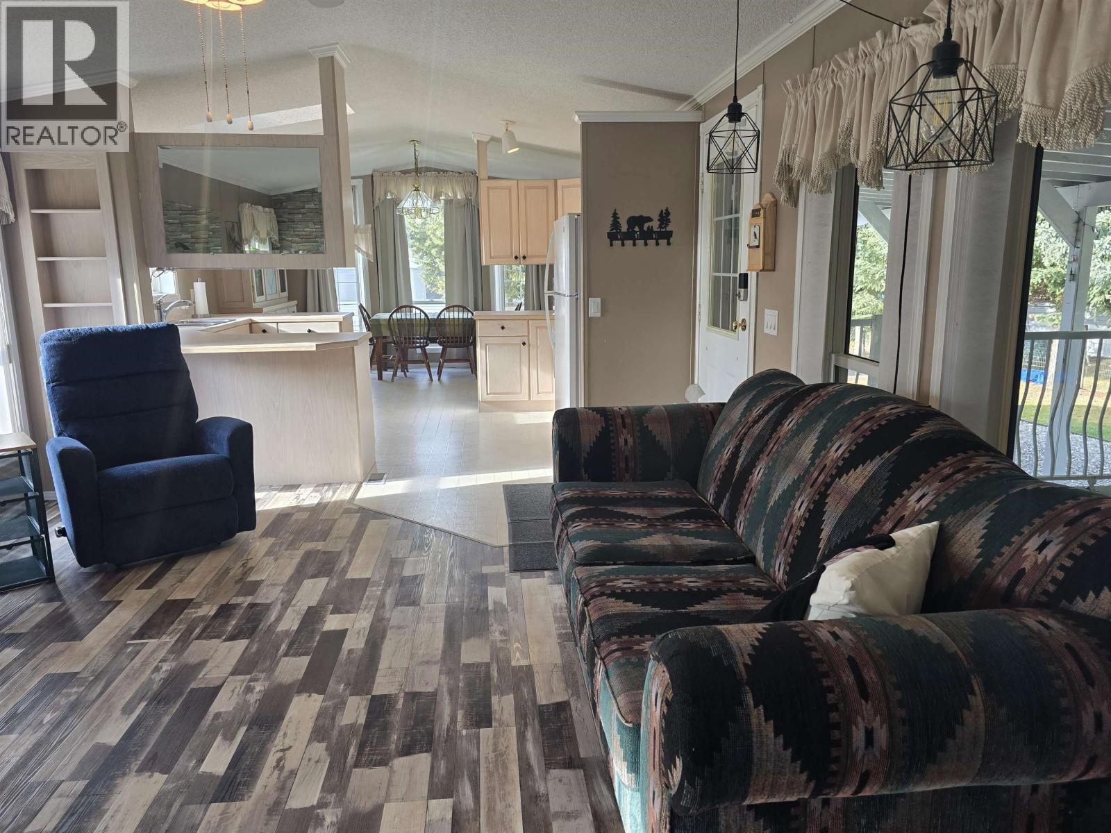 17 2650 Richardson Road, Quesnel, BC - Indoor Photo Showing Living Room