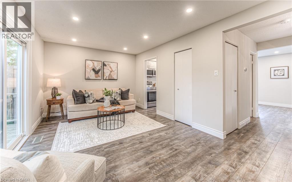 Living room with wood finished floors, recessed lighting, and baseboards - 425 Keats Way Unit# 4, Waterloo, ON - Indoor Photo Showing Living Room