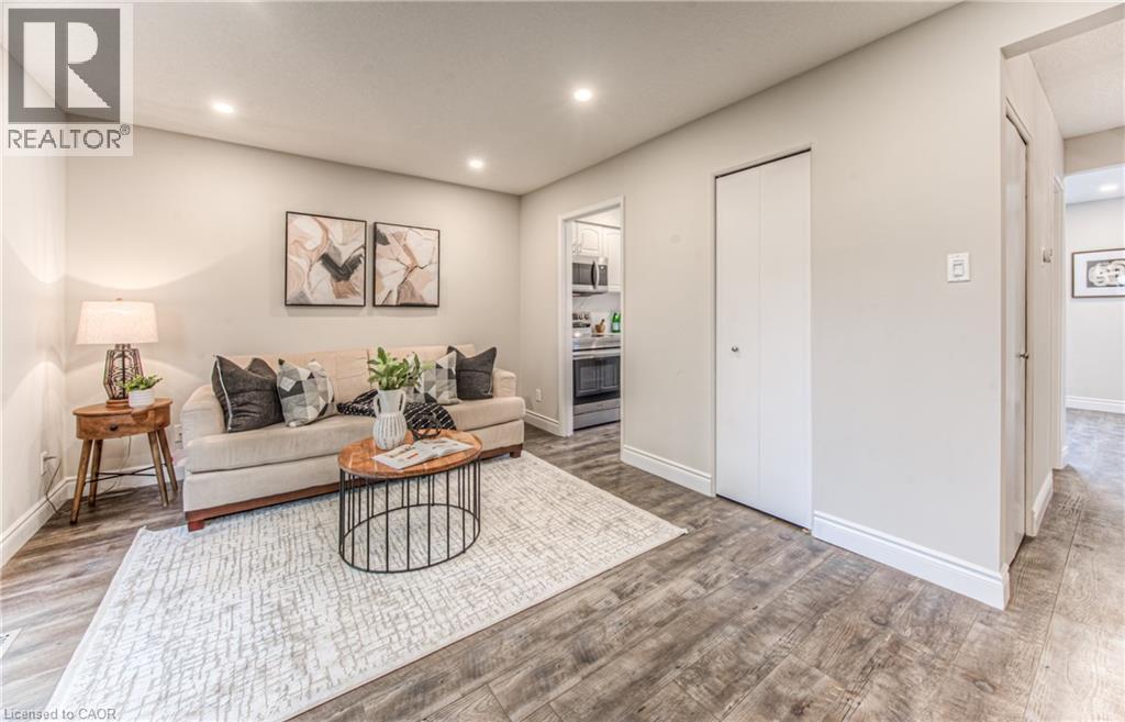 Living area featuring wood finished floors, baseboards, and recessed lighting - 425 Keats Way Unit# 4, Waterloo, ON - Indoor Photo Showing Living Room