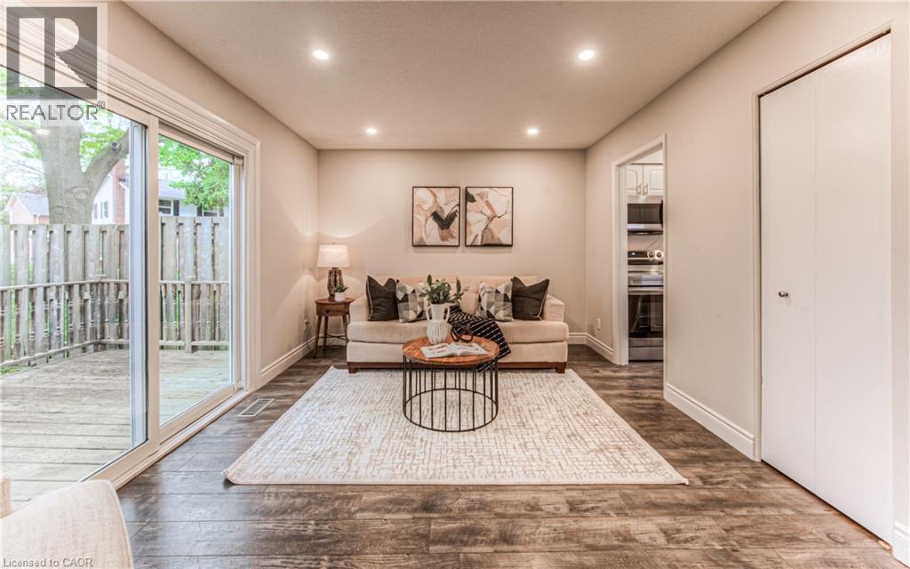 Living room featuring recessed lighting, wood finished floors, and baseboards - 425 Keats Way Unit# 4, Waterloo, ON - Indoor Photo Showing Living Room