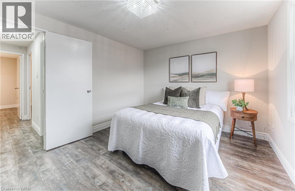 Bedroom with light wood finished floors and baseboards - 425 Keats Way Unit# 4, Waterloo, ON - Indoor Photo Showing Bedroom