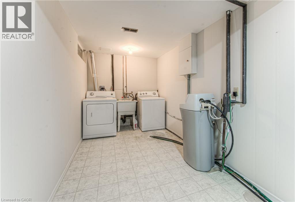 Washroom featuring washer and dryer - 425 Keats Way Unit# 4, Waterloo, ON - Indoor Photo Showing Laundry Room