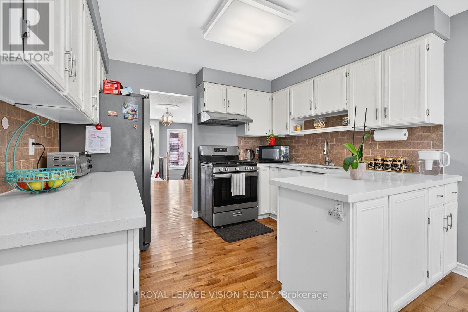 7 Montgomery Square, Brampton, ON - Indoor Photo Showing Kitchen