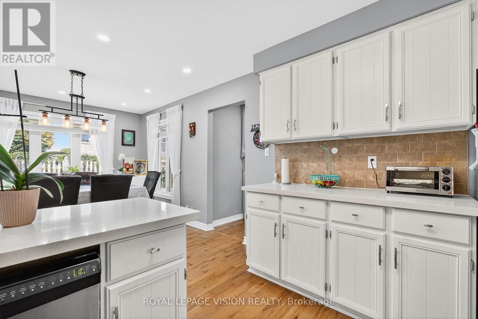 7 Montgomery Square, Brampton, ON - Indoor Photo Showing Kitchen