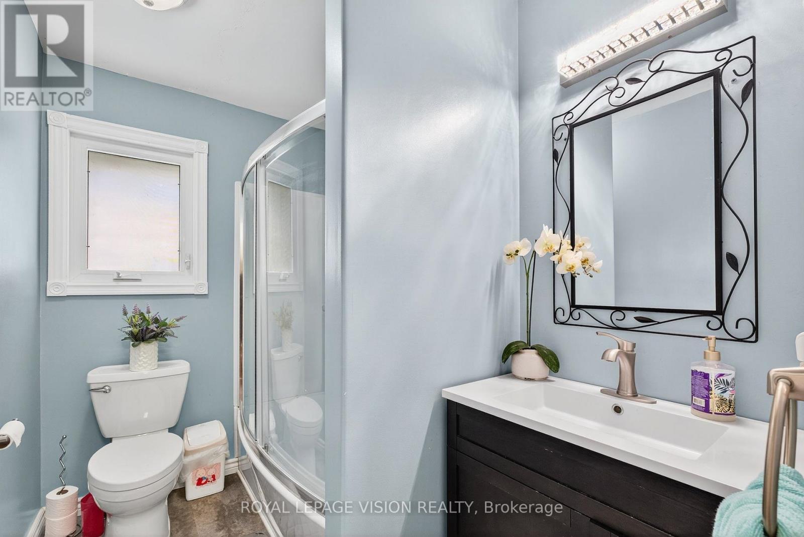 7 Montgomery Square, Brampton, ON - Indoor Photo Showing Bathroom