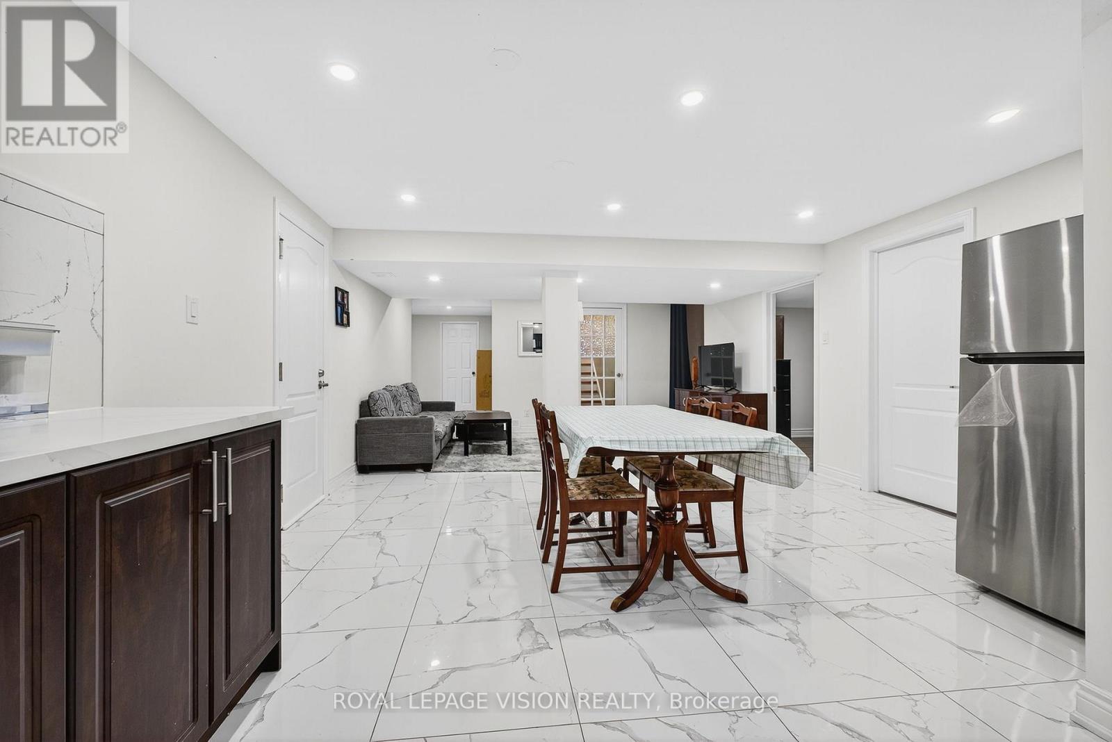 7 Montgomery Square, Brampton, ON - Indoor