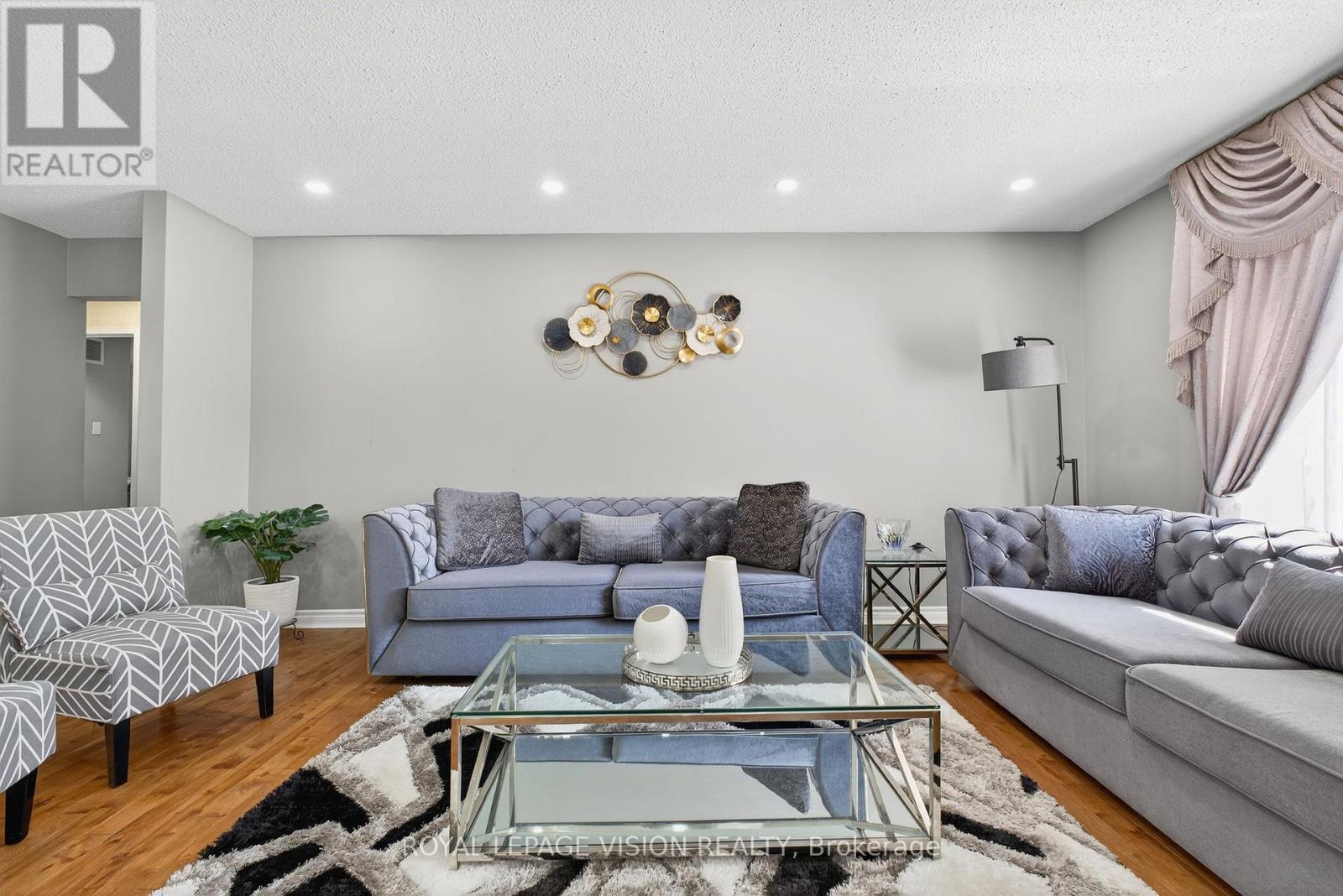 7 Montgomery Square, Brampton, ON - Indoor Photo Showing Living Room