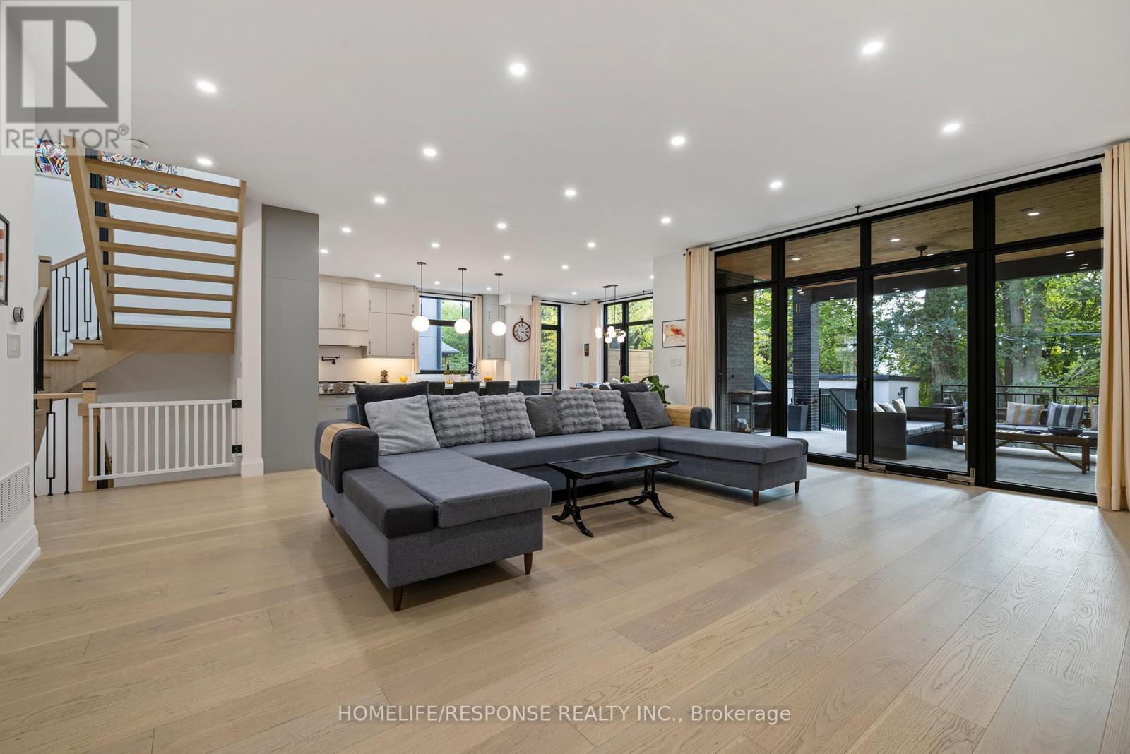 2110 Courtland Crescent, Mississauga, ON - Indoor Photo Showing Living Room