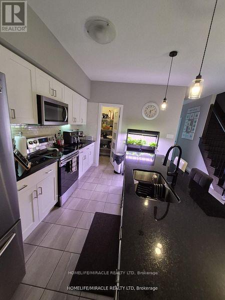 886 Robert Ferrie Drive, Kitchener, ON - Indoor Photo Showing Kitchen