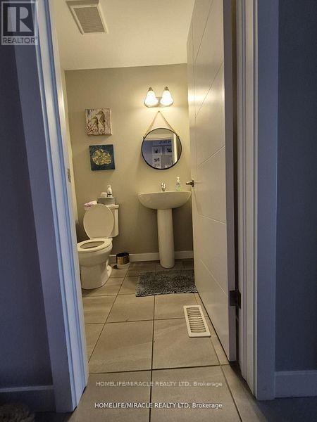 886 Robert Ferrie Drive, Kitchener, ON - Indoor Photo Showing Bathroom