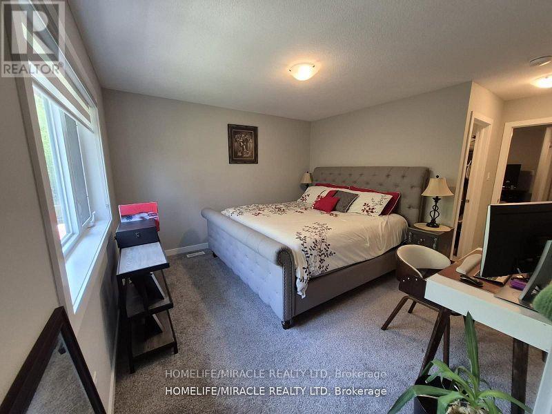 886 Robert Ferrie Drive, Kitchener, ON - Indoor Photo Showing Bedroom