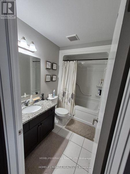 886 Robert Ferrie Drive, Kitchener, ON - Indoor Photo Showing Bathroom