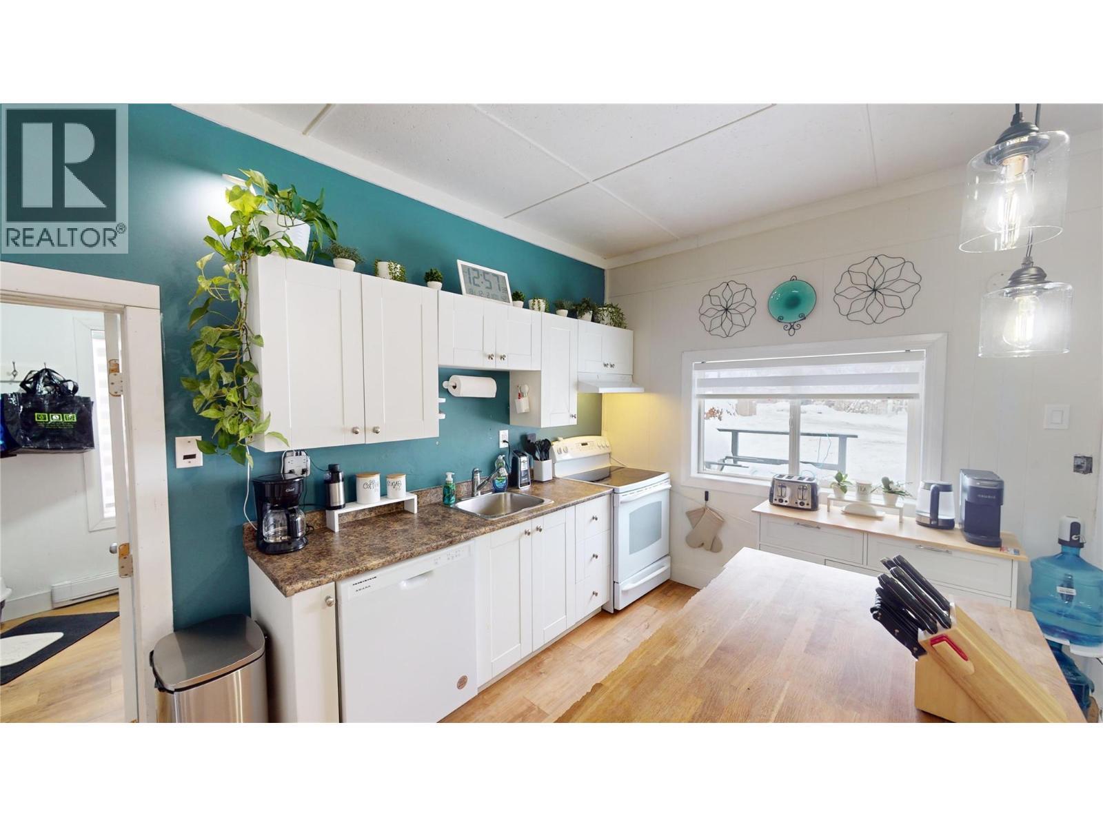 225 3Rd Avenue S, Cranbrook, BC - Indoor Photo Showing Kitchen