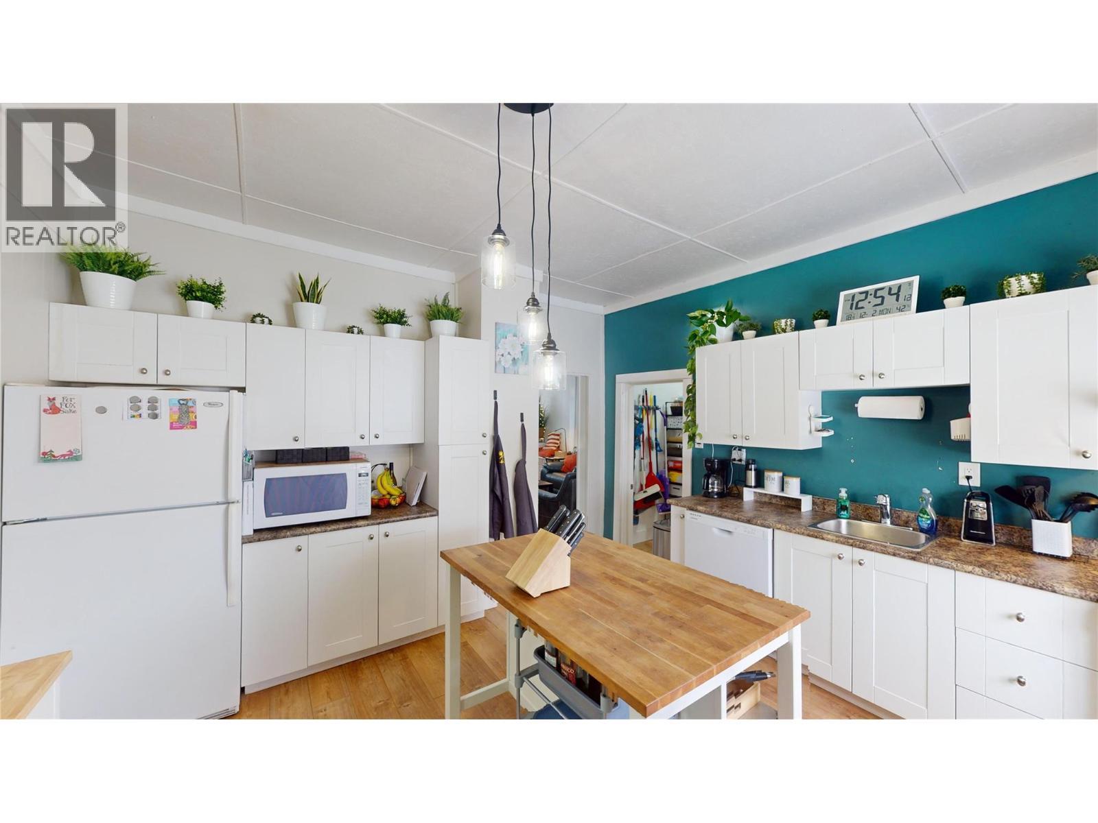 225 3Rd Avenue S, Cranbrook, BC - Indoor Photo Showing Kitchen