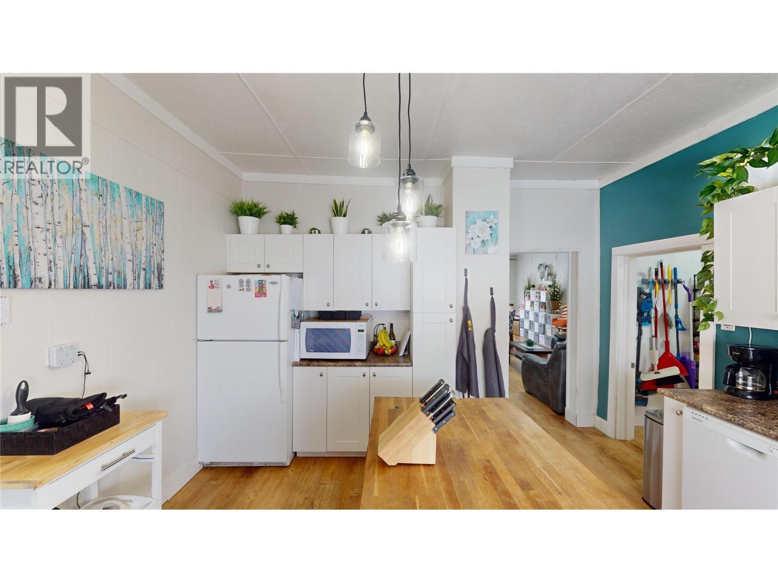 225 3Rd Avenue S, Cranbrook, BC - Indoor Photo Showing Kitchen