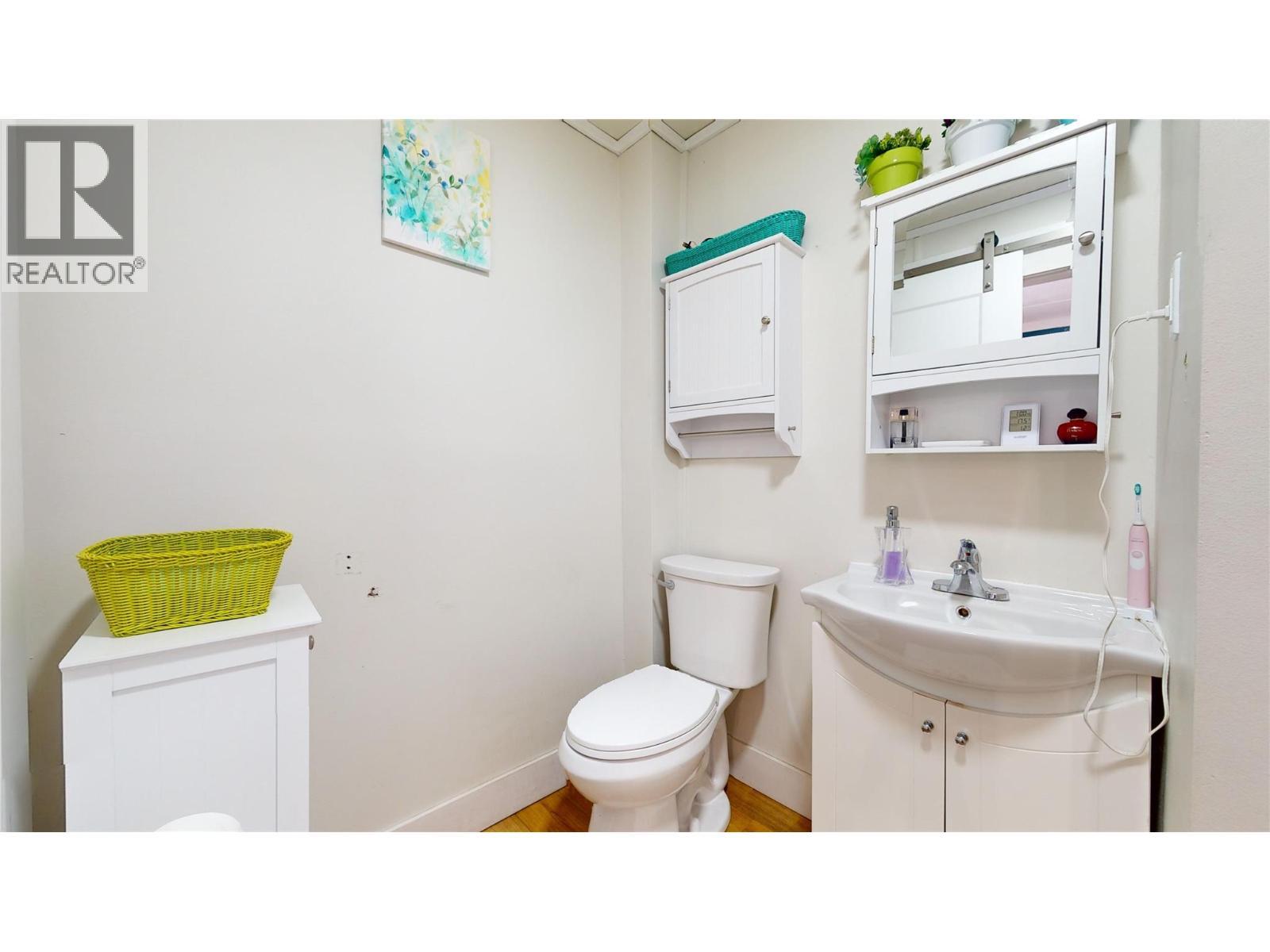 225 3Rd Avenue S, Cranbrook, BC - Indoor Photo Showing Bathroom