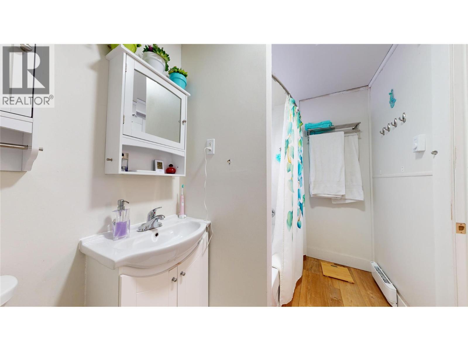 225 3Rd Avenue S, Cranbrook, BC - Indoor Photo Showing Bathroom