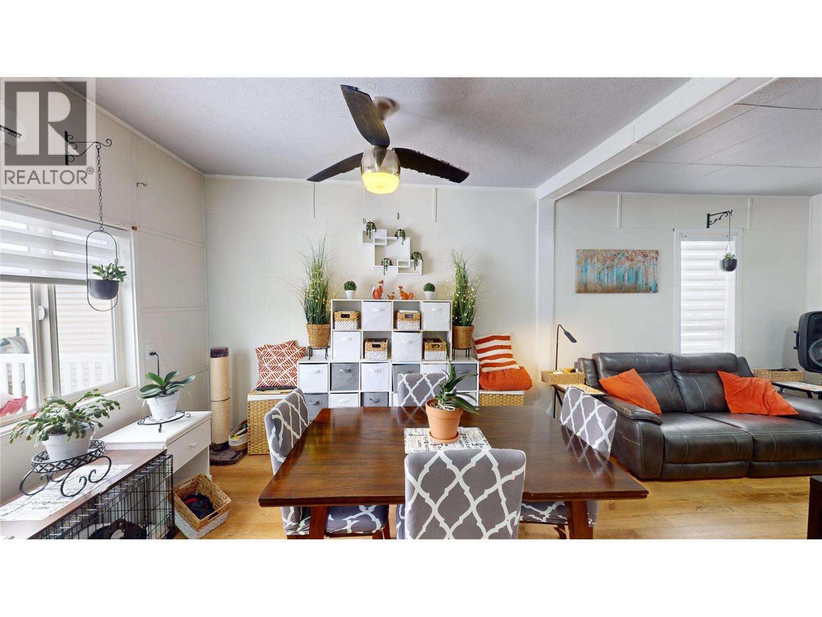 225 3Rd Avenue S, Cranbrook, BC - Indoor Photo Showing Living Room