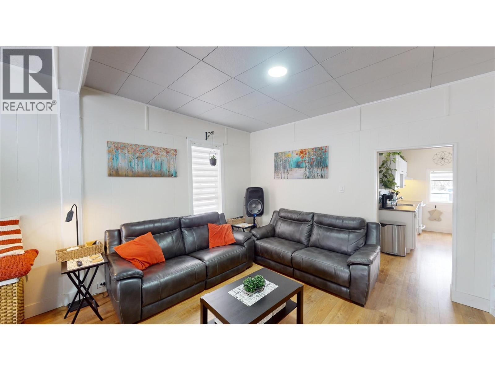 225 3Rd Avenue S, Cranbrook, BC - Indoor Photo Showing Living Room