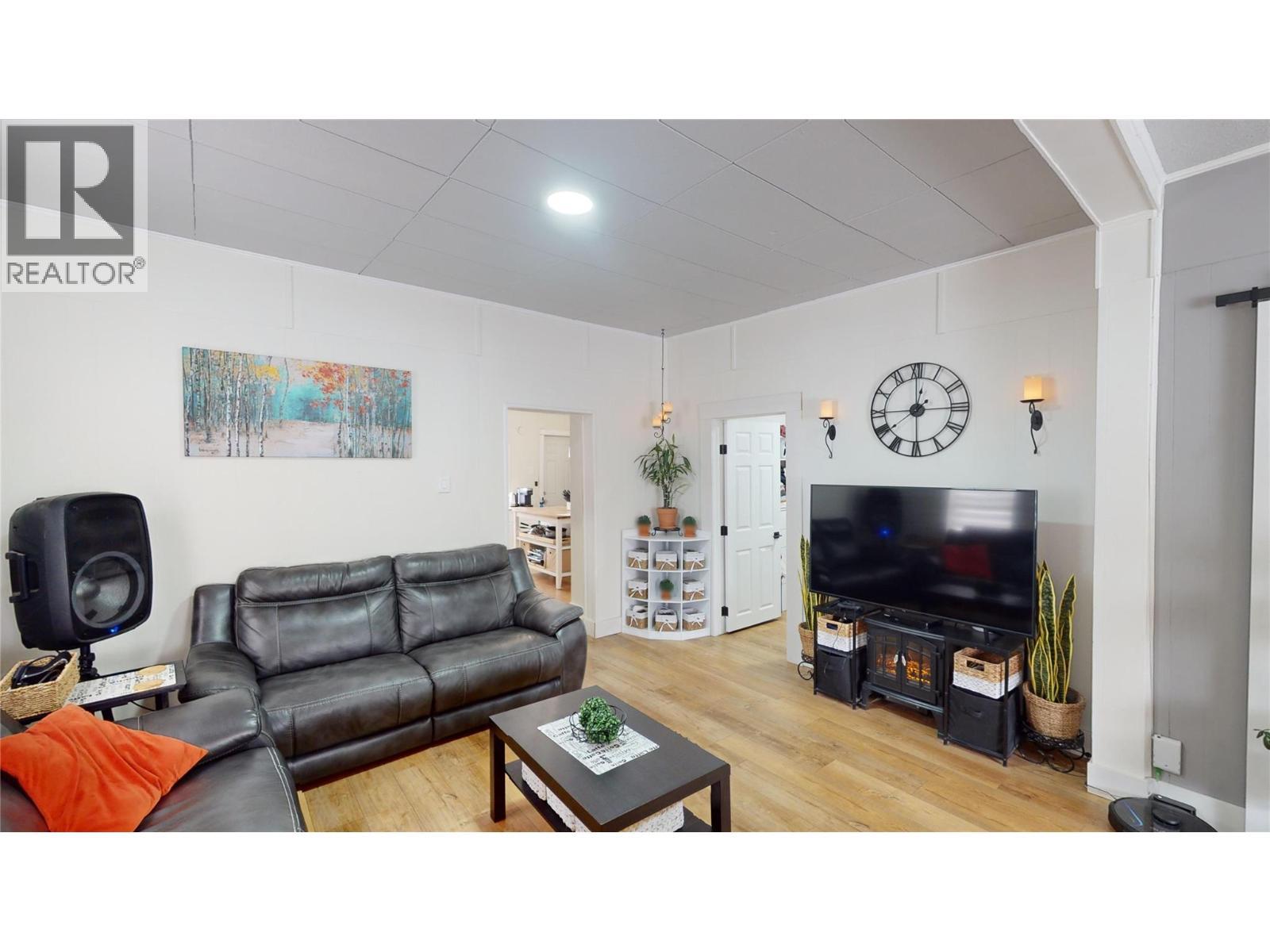 225 3Rd Avenue S, Cranbrook, BC - Indoor Photo Showing Living Room
