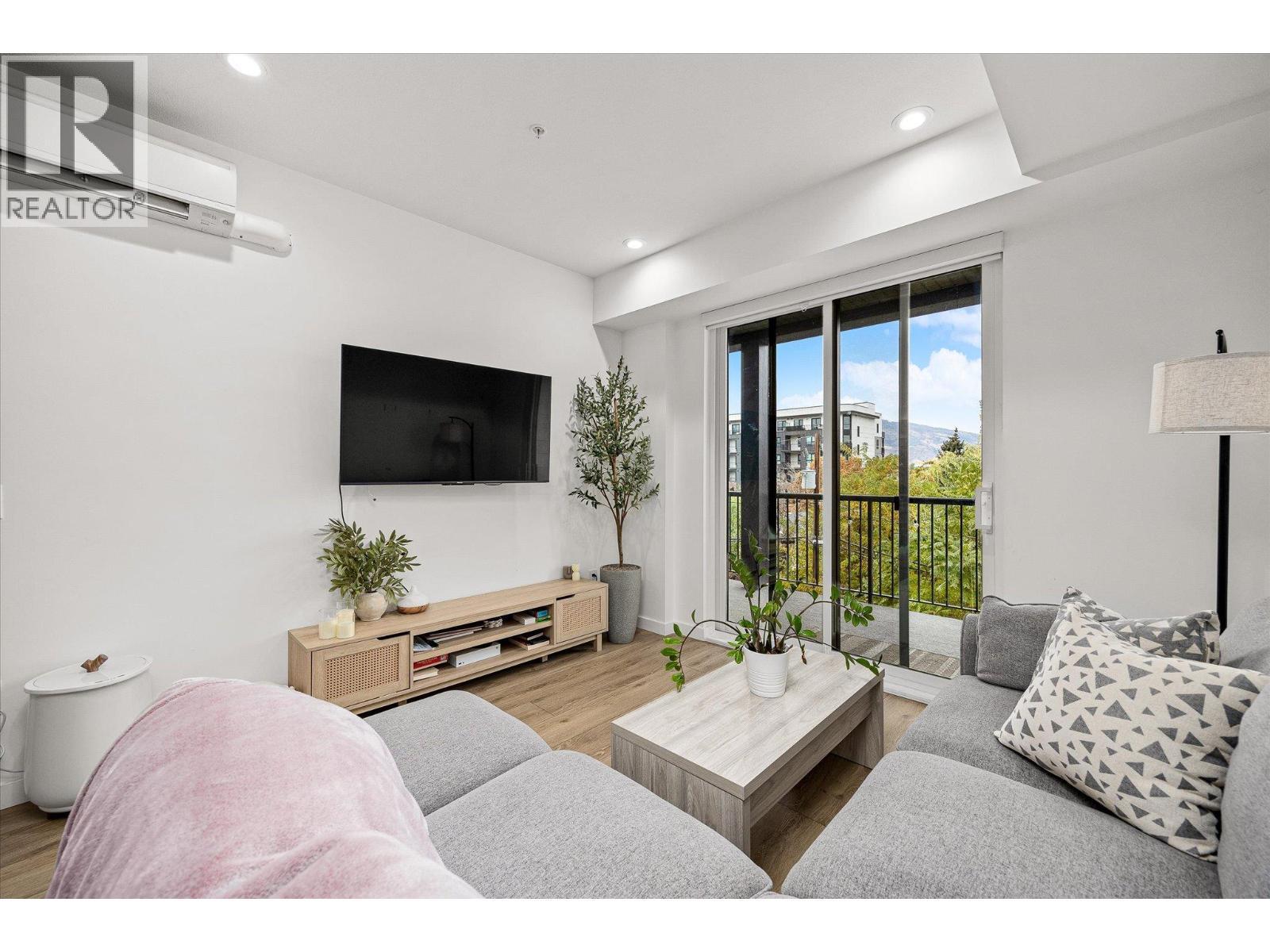 660 Cawston Avenue Unit# 313, Kelowna, BC - Indoor Photo Showing Living Room