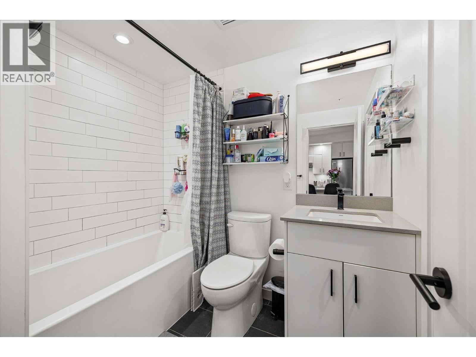 4 piece bathroom with ceramic tile flooring - 660 Cawston Avenue Unit# 313, Kelowna, BC - Indoor Photo Showing Bathroom