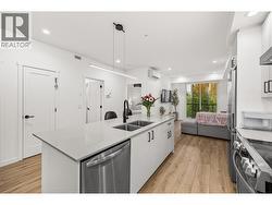 Large island with space for up to four stools -