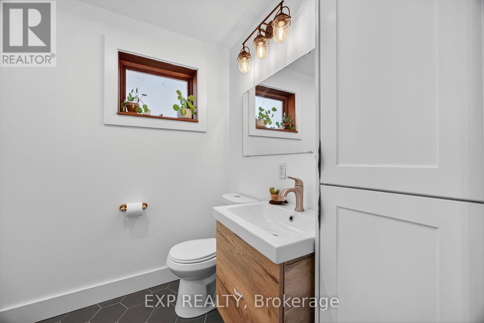 154 Park Road, Tiny, ON - Indoor Photo Showing Bathroom