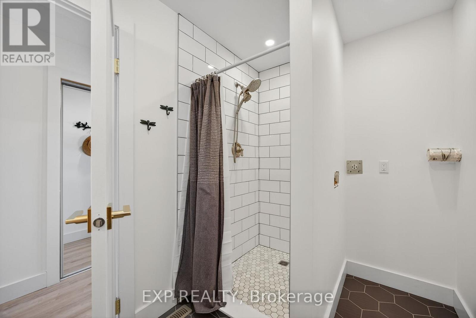 154 Park Road, Tiny, ON - Indoor Photo Showing Bathroom