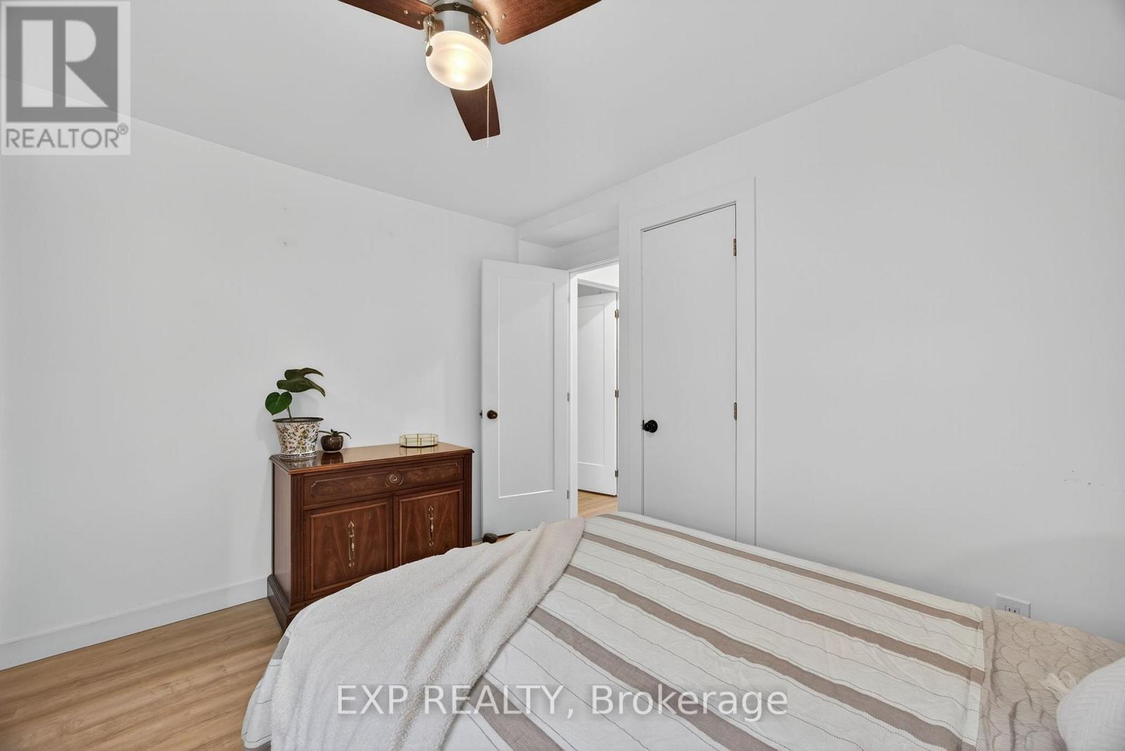 154 Park Road, Tiny, ON - Indoor Photo Showing Bedroom