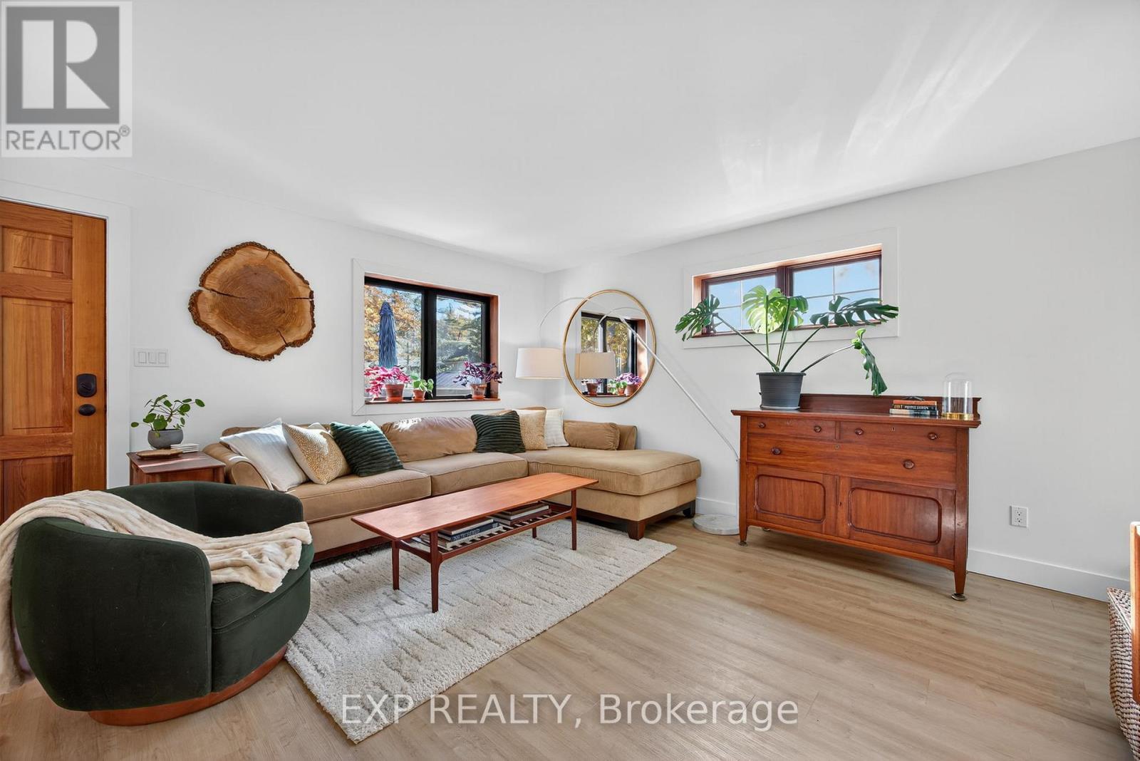 154 Park Road, Tiny, ON - Indoor Photo Showing Living Room