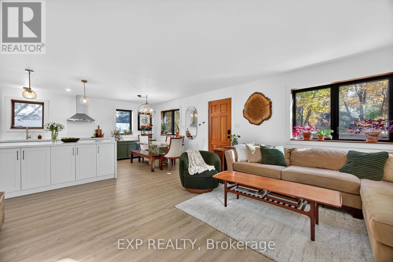 154 Park Road, Tiny, ON - Indoor Photo Showing Living Room