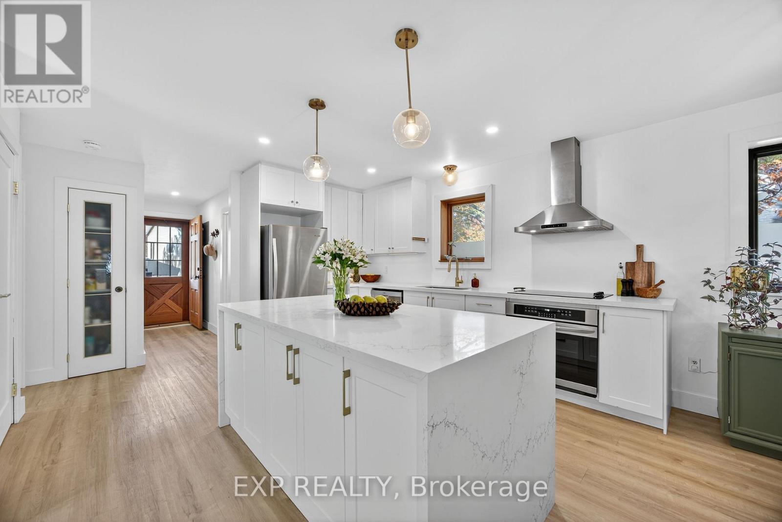 154 Park Road, Tiny, ON - Indoor Photo Showing Kitchen With Upgraded Kitchen