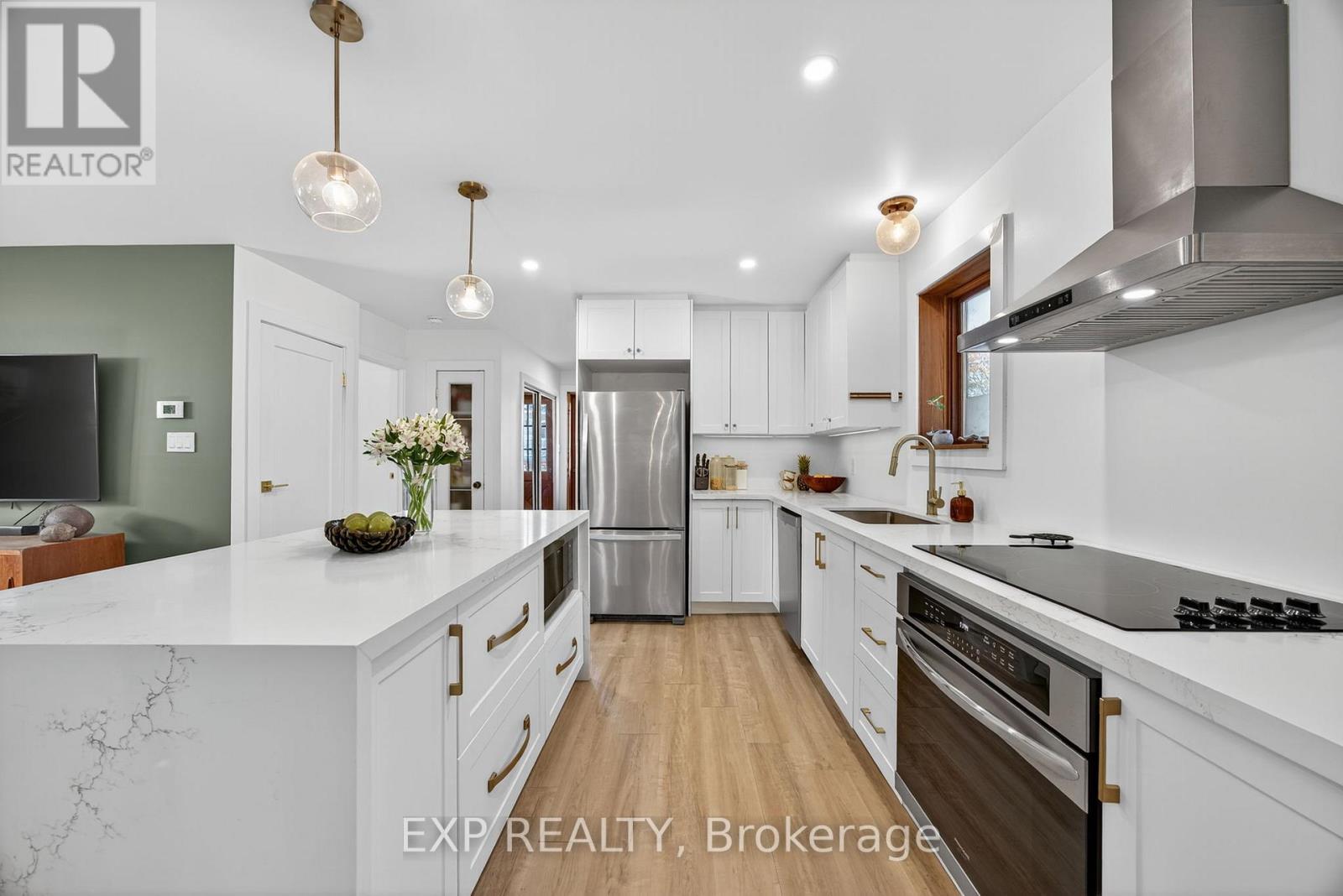 154 Park Road, Tiny, ON - Indoor Photo Showing Kitchen With Upgraded Kitchen