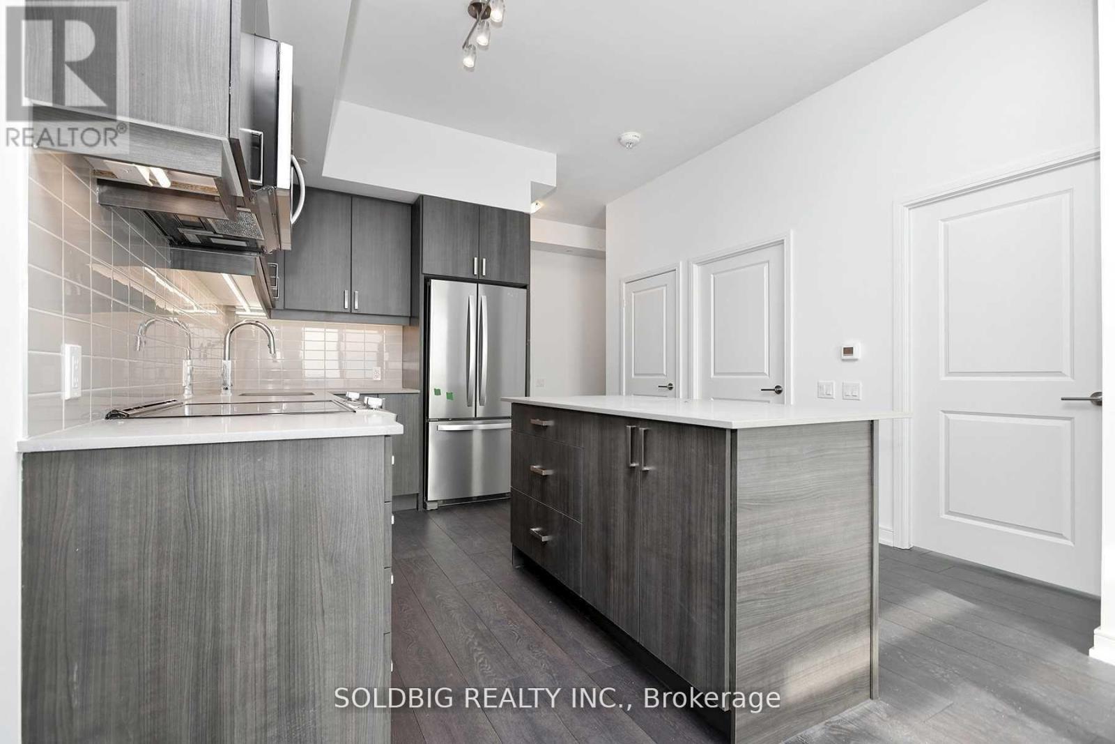 Ph09 - 8 Nahani Way, Mississauga, ON - Indoor Photo Showing Kitchen